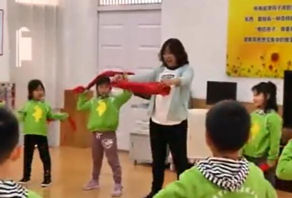 幼儿园公开课优质课大班体育《好玩的彩绸》课堂实录