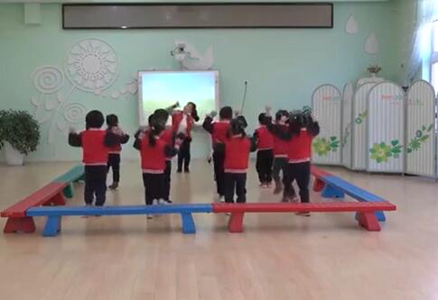 幼儿园公开课优质课中班体育《勇敢过桥》