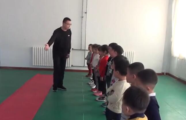 幼儿园公开课优质课中班体育《种小树》