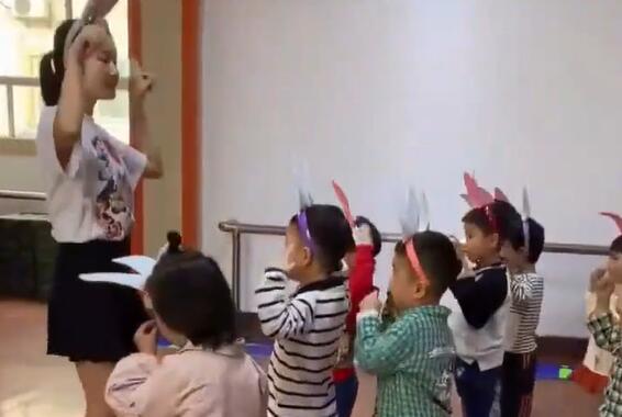 幼儿园公开课优质课小班体育《小兔跳跳》课堂实录