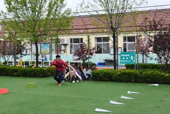 幼儿园公开课优质课中班体育《巧玩报纸》课堂实录