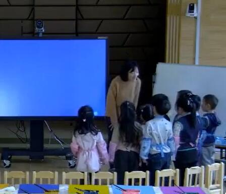 幼儿园公开课优质课中班美术《长长的街树》课堂实录