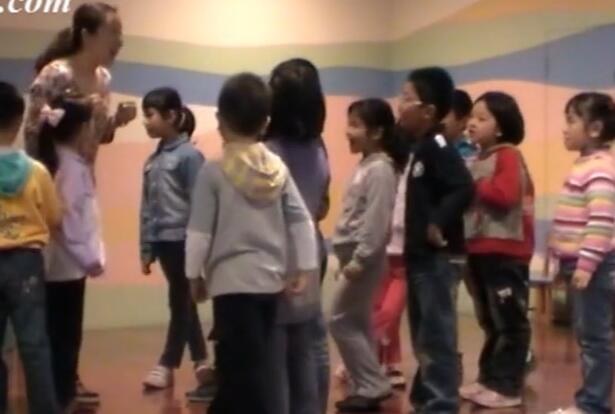 幼儿园公开课优质课34 大班团体律动游戏《钻山洞》