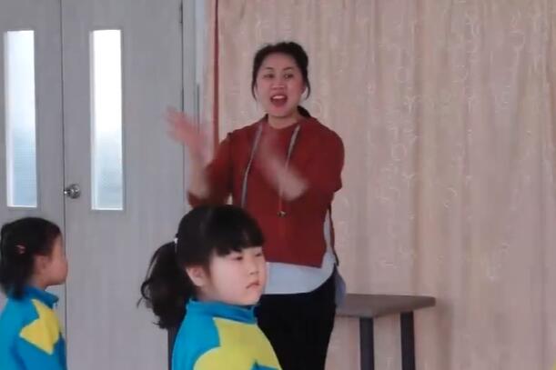 幼儿园公开课优质课中班体育《过西瓜地》