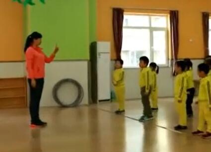 幼儿园公开课优质课中班体育《捉螃蟹》