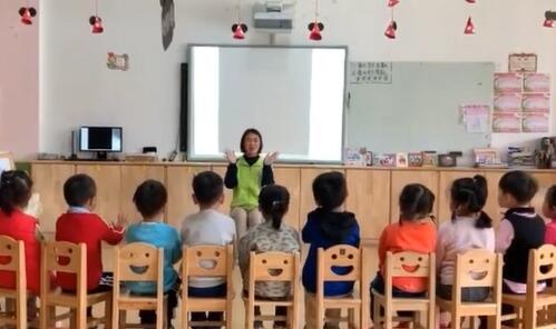 幼儿园公开课优质课小班语言《贪吃的变色龙》课堂实录