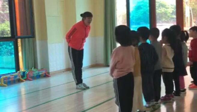 幼儿园公开课优质课中班体育《螃蟹赛跑》课堂实录