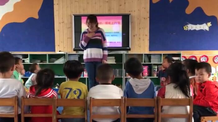 幼儿园公开课优质课小班语言《报纸上的洞》课堂实录