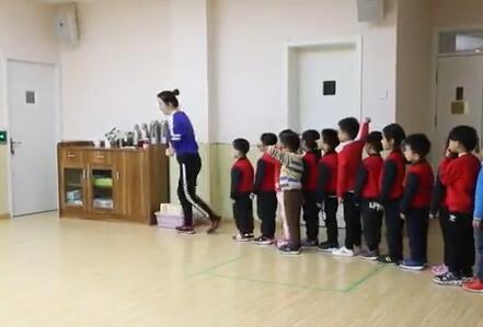 幼儿园公开课优质课中班体育《聪明的小公鸡》课堂实录