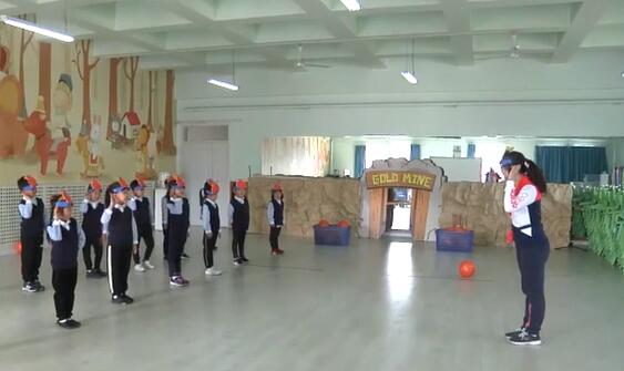 幼儿园公开课优质课大班体育《运球忙》课堂实录