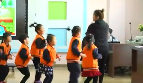 幼儿园公开课优质课中班体育《跳过小河》