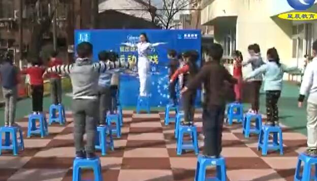 幼儿园公开课优质课大班运动游戏《好玩的方凳》