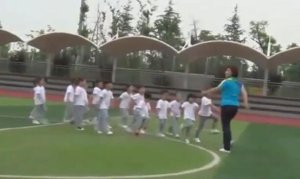 幼儿园公开课优质课小班体育《好玩的板凳》课堂实录